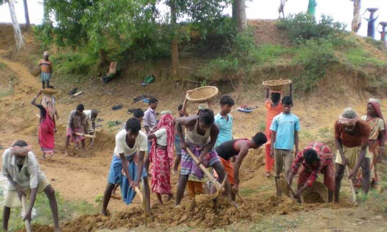 मनरेगा के श्रमिकों को अब मिलेगी 261 रुपए मजदूरी