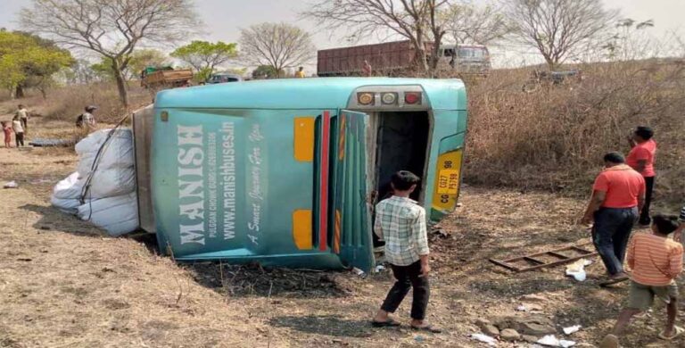 दुर्ग से प्रयागराज जा रही बस एमपी में पलटी, कई यात्री घायल