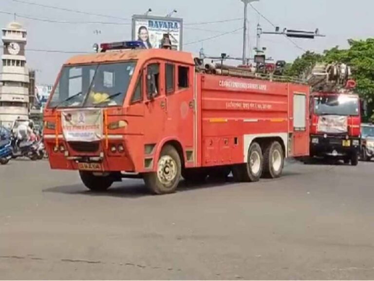 अग्नि सुरक्षा जागरूकता के लिए शहर में निकाली गई रैली