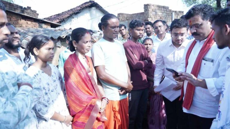 उपमुख्यमंत्री शर्मा बस्तर जिले के ग्राम शासनकचौरा और हलबा कचौरा में स्वयं हितग्राहियों के घर पहुँचकर किया सर्वे उपमुख्यमंत्री शर्मा बस्तर जिले के ग्राम शासनकचौरा और हलबा कचौरा में स्वयं हितग्राहियों के घर पहुँचकर किया सर्वे