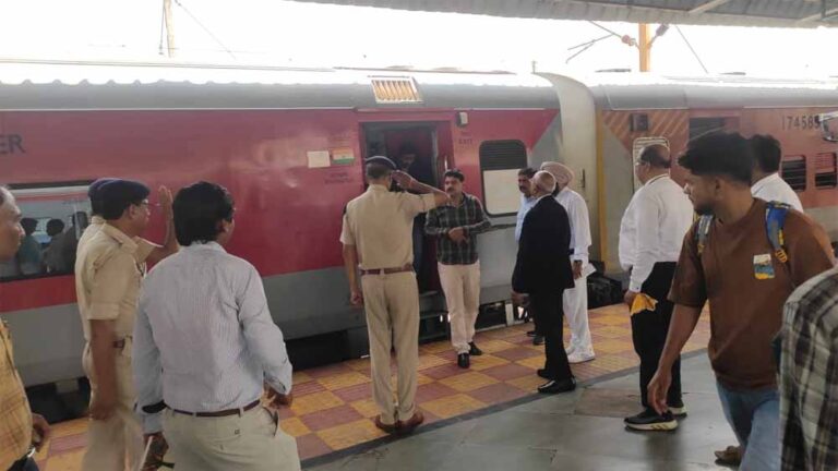 रेलवे के रायपुर मंडल में अवैध वेंडिंग और टिकट चेकिंग को लेकर व्यापक अभियान चलाया, DRM ने भी पकड़ लिए 11 अवैध वेंडर्स