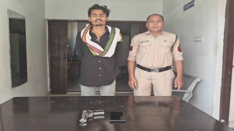 देसी पिस्टल के साथ रेलवे स्टेशन परिसर में युवक गिरफ्तार