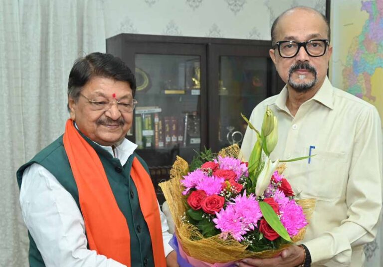 राज्यपाल डेका से मध्य प्रदेश के केबिनेट मंत्री विजयवर्गीय ने की भेंट