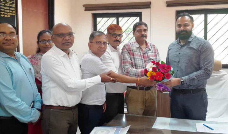 आदिम जाति कल्याण विभाग के नवनियुक्त आयुक्त डॉ.सारांश मित्तर ने संभाला कार्यभार