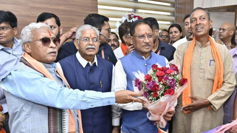 मुख्यमंत्री छत्तीसगढ़ भवन एवं अन्य सन्निर्माण कर्मकार कल्याण मंडल के नवनियुक्त अध्यक्ष डॉ. रामप्रताप सिंह के पदभार ग्रहण समारोह में हुए शामिल