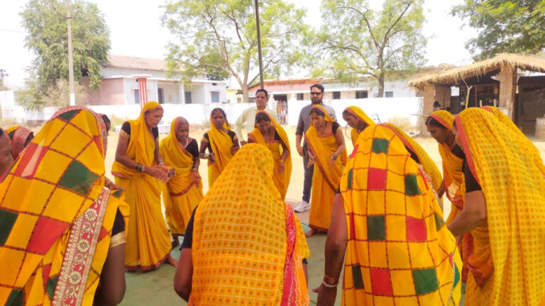 रायपुर : सुशासन तिहार- 2025 : ग्रामीण अंचल में सुआ नृत्य बना जनजागरूकता का माध्यम