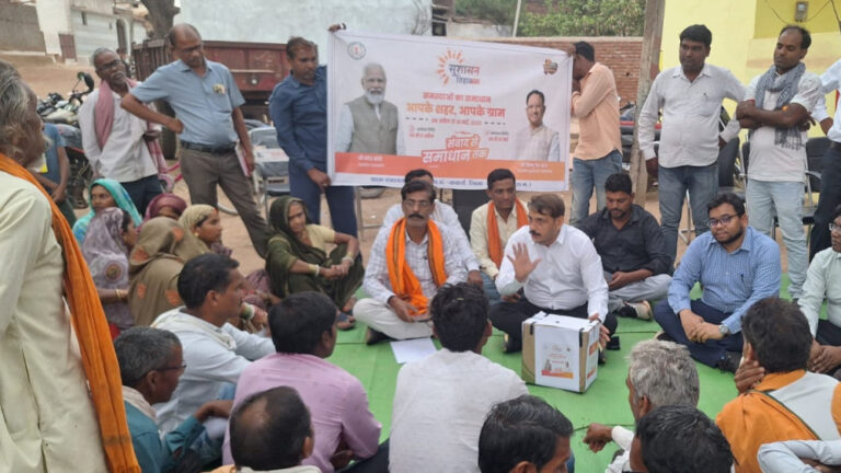 ग्राम गांगपुर में सुशासन तिहार: कलेक्टर ने ग्रामीणों से की सीधी बातचीत, दूसरे दिन गांगपुर में 73 आवेदन प्राप्त मिले