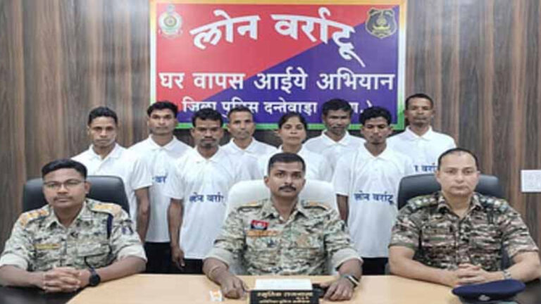 छत्तीसगढ़ में 8 नक्सलियों ने किया आत्मसमर्पण, 2 नक्सली 50 हजार के ईनामी, पुलिस को थी लंबे समय से तलाश