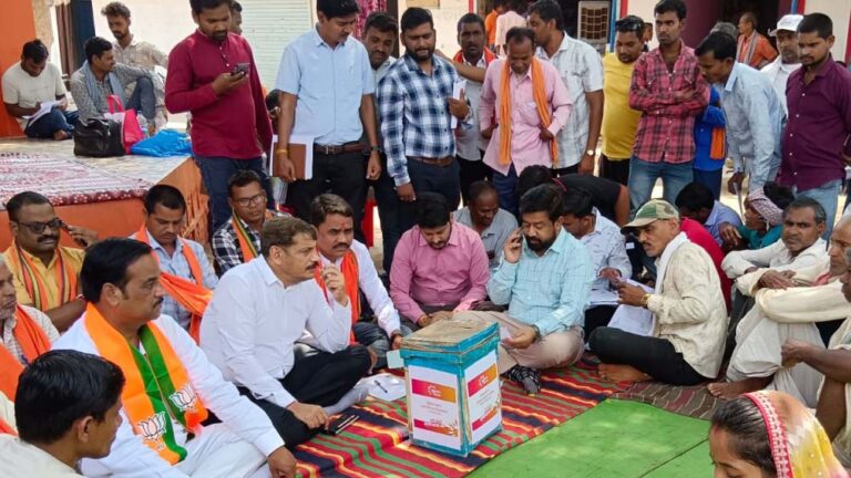 सुशासन तिहार 2025 : प्रथम चरण के अंतिम दिन कलेक्टर वर्मा और जिला पंचायत अध्यक्ष साहू खैरबनाकला पहुंचकर स्वयं ग्रामवासियों से आवेदन लिए