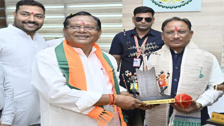 रायपुर : मुख्यमंत्री विष्णु देव साय छत्तीसगढ़ राज्य वन विकास निगम के अध्यक्ष रामसेवक पैकरा के पदभार ग्रहण समारोह में हुए शामिल