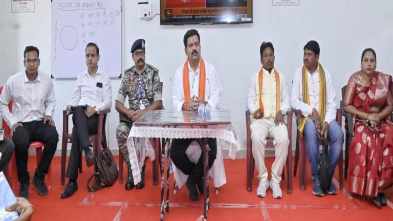 रायपुर : उपमुख्यमंत्री शर्मा ने सुकमा में आत्मसमर्पित नक्सलियों से की चर्चा: राज्य शासन की समस्त योजनाओं के लाभ दिलाने के दिए निर्देश