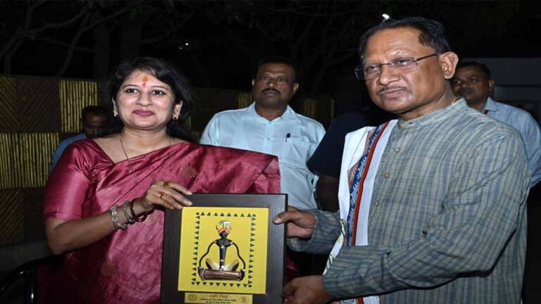 रायपुर : मुख्यमंत्री से छत्तीसगढ़ राज्य बाल संरक्षण आयोग के नवनियुक्त अध्यक्ष ने की सौजन्य भेंट