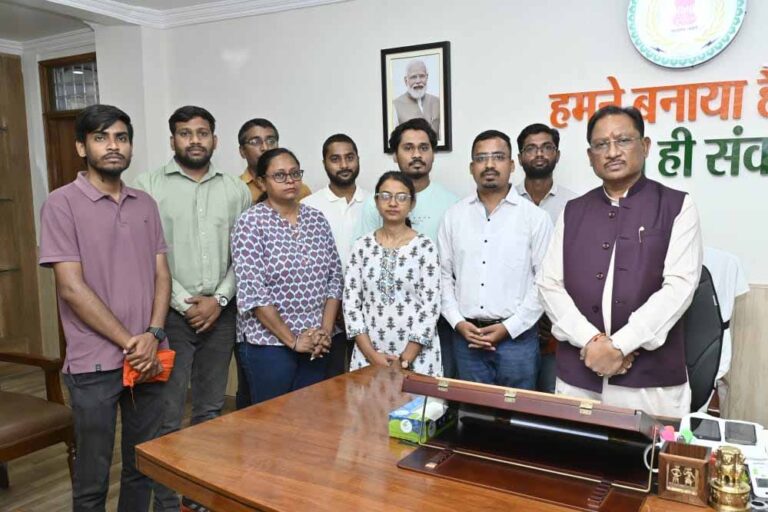 रायपुर : मुख्यमंत्री विष्णु देव साय से सौजन्य मुलाकात के बाद बीएड प्रशिक्षित बर्खास्त सहायक शिक्षकों ने आंदोलन समाप्ति की घोषणा की