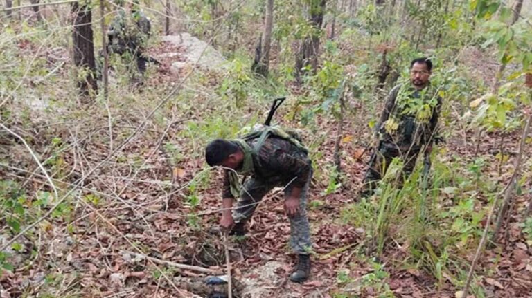 बीजापुर में सुरक्षा बलों ने माओवादी बंकर को नष्ट किया, क्षेत्र में जारी है गश्त