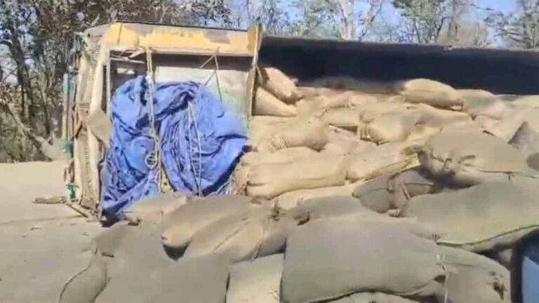 पेंड्रा बिलासपुर मुख्यमार्ग पर धान से लदा ट्रक पलटा