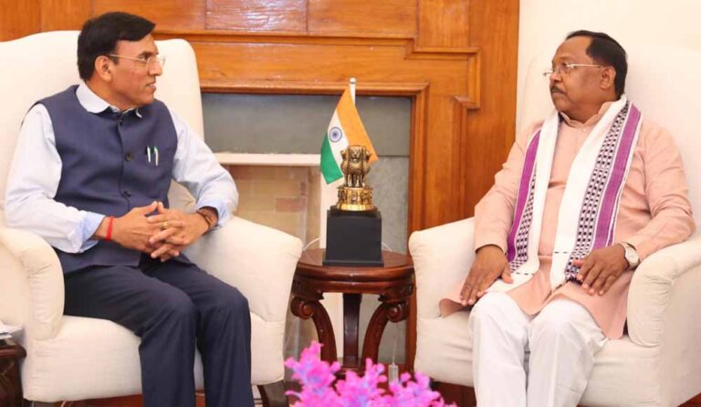 मंत्री राम विचार नेताम ने केंद्रीय मंत्री डॉ. मंडाविया से दिल्ली में की सौजन्य मुलाकात