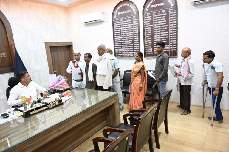 जनदर्शन में कलेक्टर ने सुनी लोगों की समस्याएं