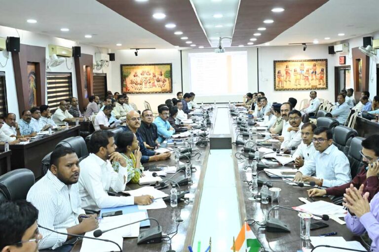 कलेक्टर ने की सुशासन तिहार के आवेदनों के निराकरण की समीक्षा कलेक्टर ने की सुशासन तिहार के आवेदनों के निराकरण की समीक्षा