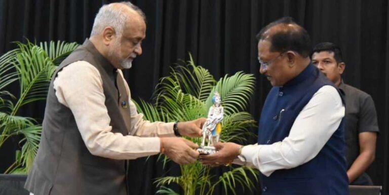 मुख्यमंत्री विष्णुदेव साय ने हार्टफुलनेस योगाश्रम में योगगुरु कमलेश पटेल से की भेंट