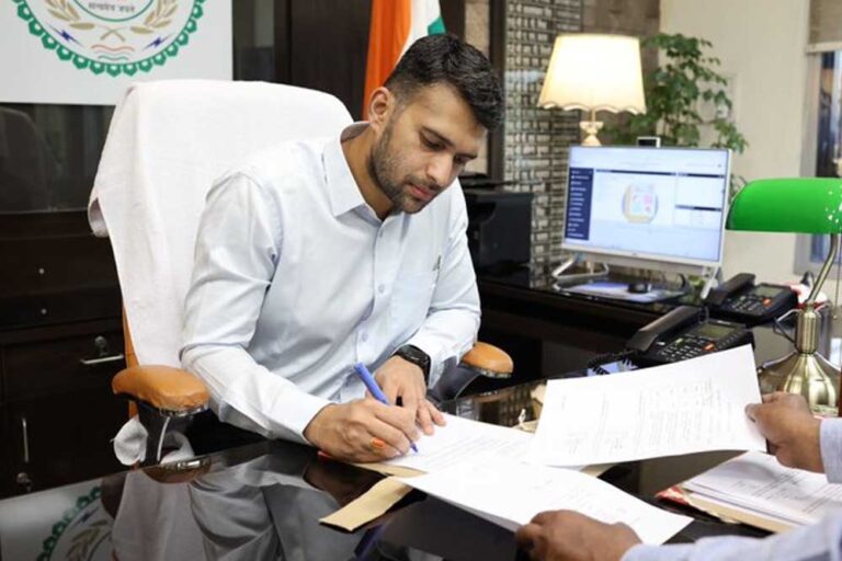 रायगढ़ : रायगढ़ जिले के नवपदस्थ कलेक्टर श्री मयंक चतुर्वेदी ने किया पदभार ग्रहण