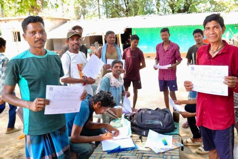 सुशासन तिहार: किसानों को दिए जा रहे निःशुल्क किसान किताब और बी-1