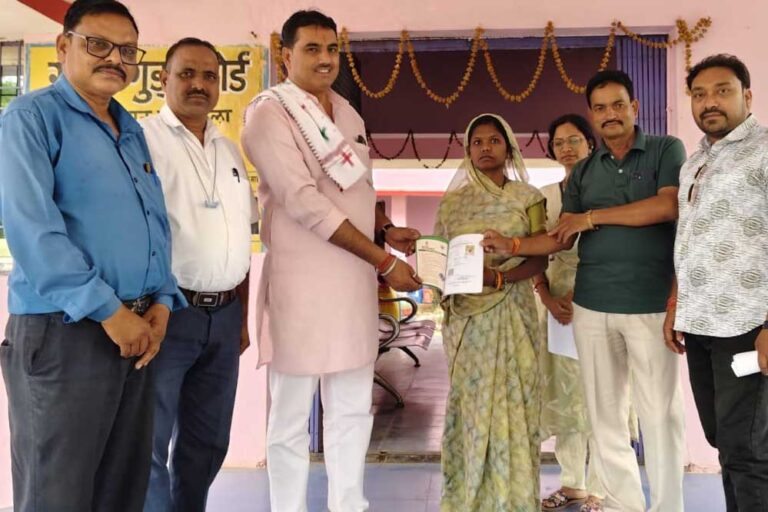 रायपुर : सुशासन तिहार में आवेदिका श्रध्दा सारथी को मिली राशनकार्ड