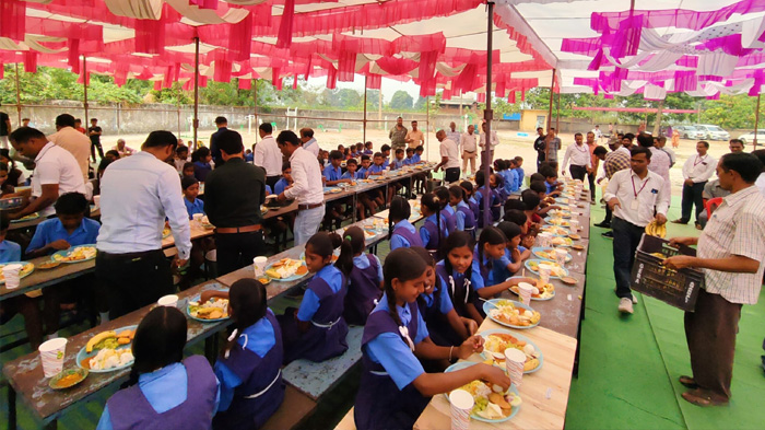 सक्ती : न्योता भोज कार्यक्रम में शामिल हुए कलेक्टर एवं जिला पंचायत सीईओ