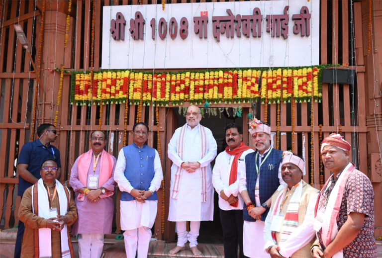 केन्द्रीय गृह मंत्री श्री अमित शाह ने मुख्यमंत्री श्री विष्णुदेव साय के साथ मां दंतेश्वरी की पूजा-अर्चना की