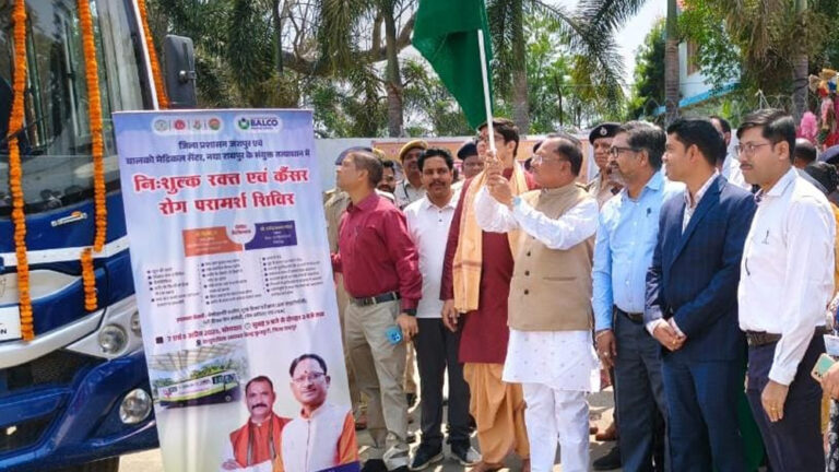 मुख्यमंत्री श्री विष्णुदेव साय ने कैंसर डिटेक्शन वैन को हरी झंडी दिखाकर किया रवाना