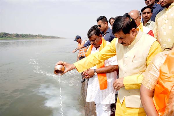 MP News: मुख्यमंत्री डॉ. यादव ने धरमपुरी में माँ नर्मदा के दर्शन कर भगवान शिव का अभिषेक और महर्षि दधिच की प्रतिमा का किया पूजन…