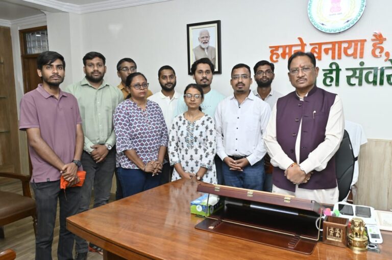 CG News: मुख्यमंत्री साय से सौजन्य मुलाकात के बाद बीएड प्रशिक्षित बर्खास्त सहायक शिक्षकों ने आंदोलन समाप्ति की घोषणा की…