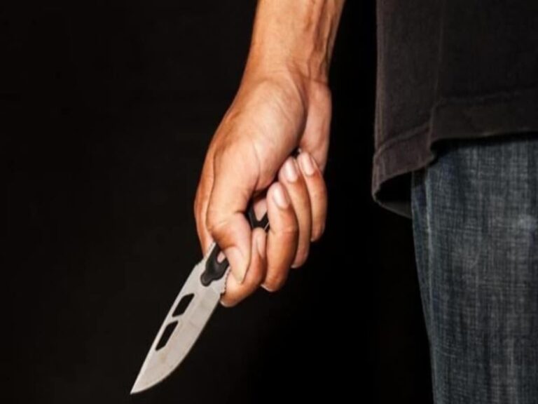 CG ब्रेकिंग : रायपुर रेलवे स्टेशन पर चाकूबाजी,ट्रेन बदलने स्टेशन में उतरे युवकों के बीच हुई चाकूबाजी, जानलेवा हमले में युवक बुरी तरह घायल…