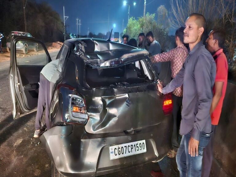 CG News: कार को टक्कर मारकर भागा ट्रक ड्राइवर: अनियंत्रित कार डिवाइडर से टकराकर बाइक से टकराई, कार चालक घायल…