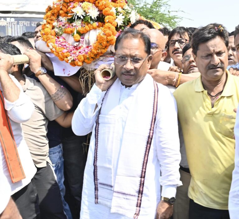 CG News – मुख्यमंत्री साय का मुंबई दौरा रद्द: कश्मीर में मारे गए दिनेश मिरानिया की अंतिम यात्रा में हुए शामिल, शव को दिया कंधा…