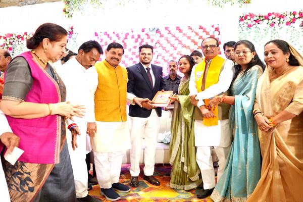 MP News: मुख्यमंत्री डॉ. यादव ने नव-दम्पति को दिया आशीर्वाद, भेंट की रामायण….