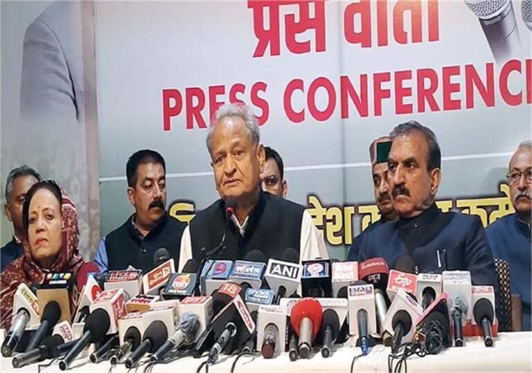 गांधी परिवार के खिलाफ षड्यंत्र रच रही केंद्र सरकार: अशोक गहलोत