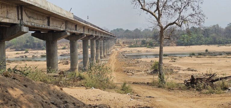 तीसरा पुल बनने से अबूझमाड़ को बड़ा फायदा: सीआरपीएफ के जवान पुल पर मोर्चा लगाकर दे रहे हैं सुरक्षा… तीसरा पुल बनने से अबूझमाड़ को बड़ा फायदा: सीआरपीएफ के जवान पुल पर मोर्चा लगाकर दे रहे हैं सुरक्षा…