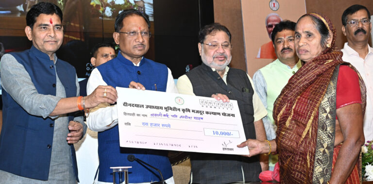 CG News- महिला श्रमिकों के योगदान को सलाम: सुरक्षा और रोजगार की गारंटी के साथ बढ़ा महिला श्रमिकों का सम्मान… CG News- महिला श्रमिकों के योगदान को सलाम: सुरक्षा और रोजगार की गारंटी के साथ बढ़ा महिला श्रमिकों का सम्मान…