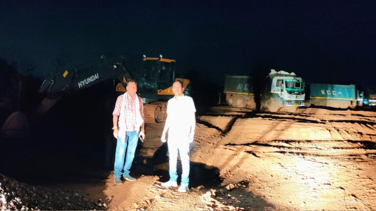 CG News- ⁠रेत माफिया पर प्रशासन की बड़ी कार्रवाई: अवैध रेत खदान में छापा, चैन माउंटेन मशीन और दो हाइवा जब्त…