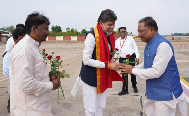 मुख्यमंत्री श्री विष्णुदेव साय का मां दंतेश्वरी एयरपोर्ट पर आत्मीय स्वागत
