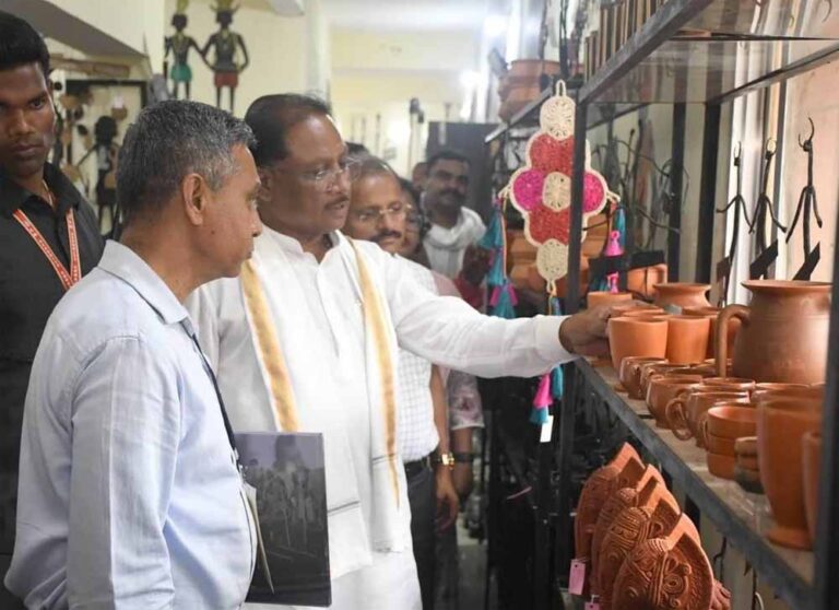 मुख्यमंत्री साय का शिल्प नगरी कोंडागांव के शबरी एंपोरियम पहुंचे