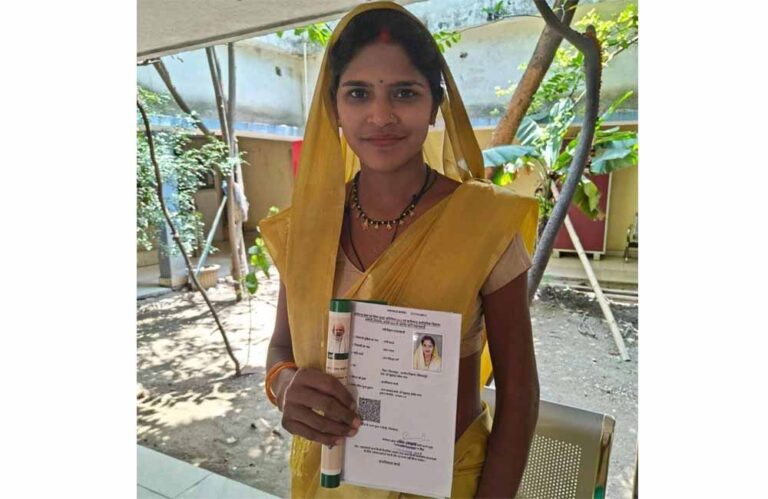 सुशासन तिहार में रीना यादव और सीमा बघेल को मिला नया राशनकार्ड