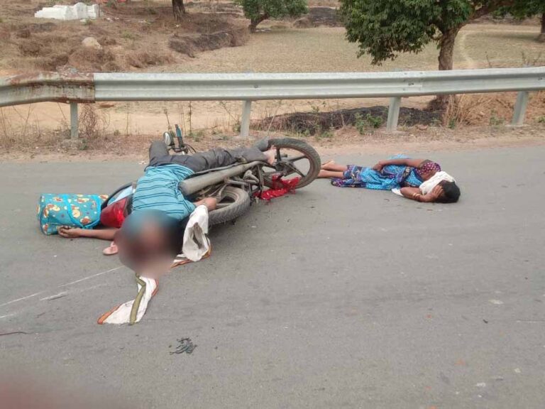 कार और बाइक में टक्कर, पत्नी के आंखों के सामने पति की मौत