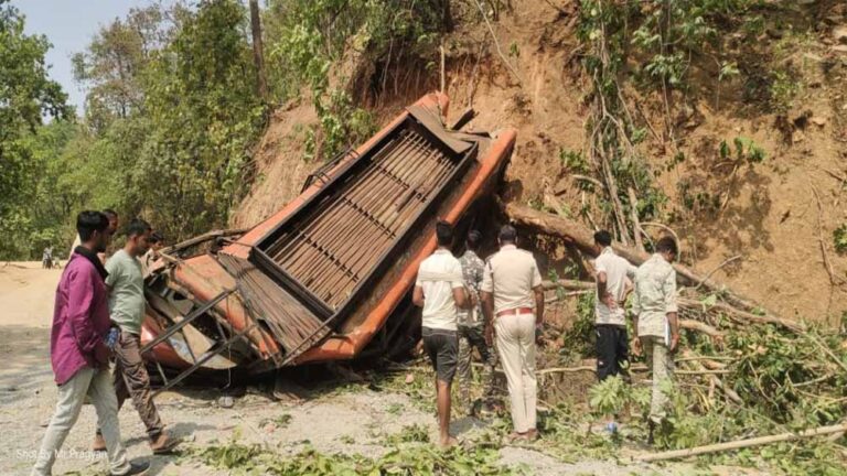 बलरामपुर में दर्दनाक सड़क हादसा,  बारातियों से भरी बस पलटी, तीन लोगों की मौत, कई घायल