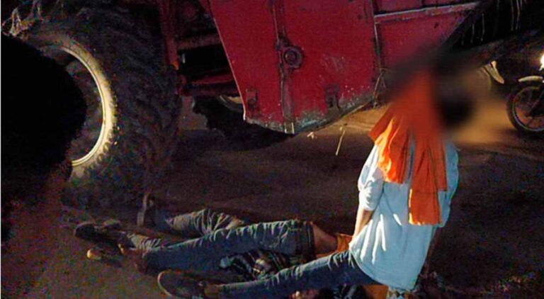 तीन बाइक सवार युवकों की हार्वेस्टर की चपेट में आने से मौत