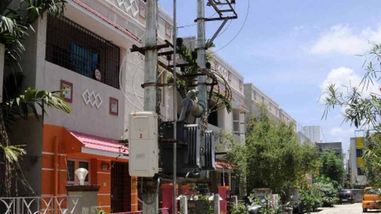 घर के सामने से ट्रांसफार्मर हटवाने के लिए बिजली कंपनी थमा रही डेढ़ लाख का बिल