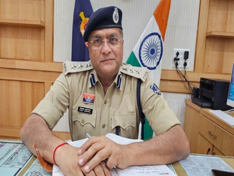 दुर्ग एसपी ने 14 जवानों को किया लाइन अटैच, 53 पुलिसकर्मियों के किए ट्रांसफर