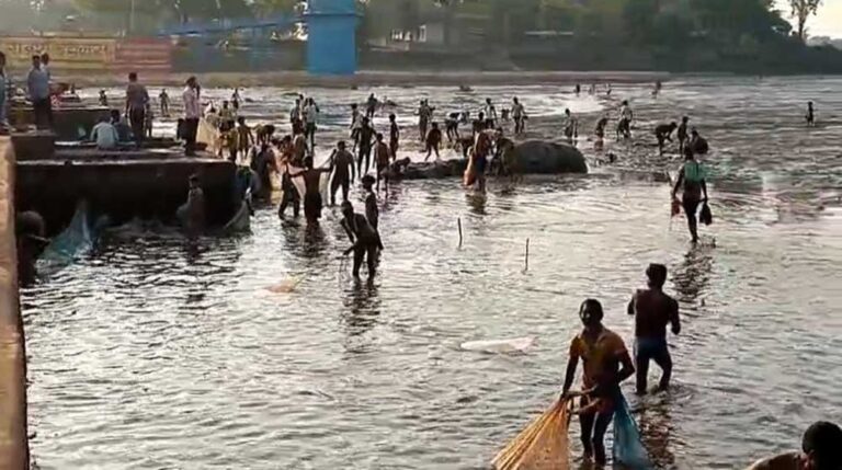 कनहर नदी में बने एनिकट का गेट अचानक खुला, बहा पानी , जल संकट की आशंका