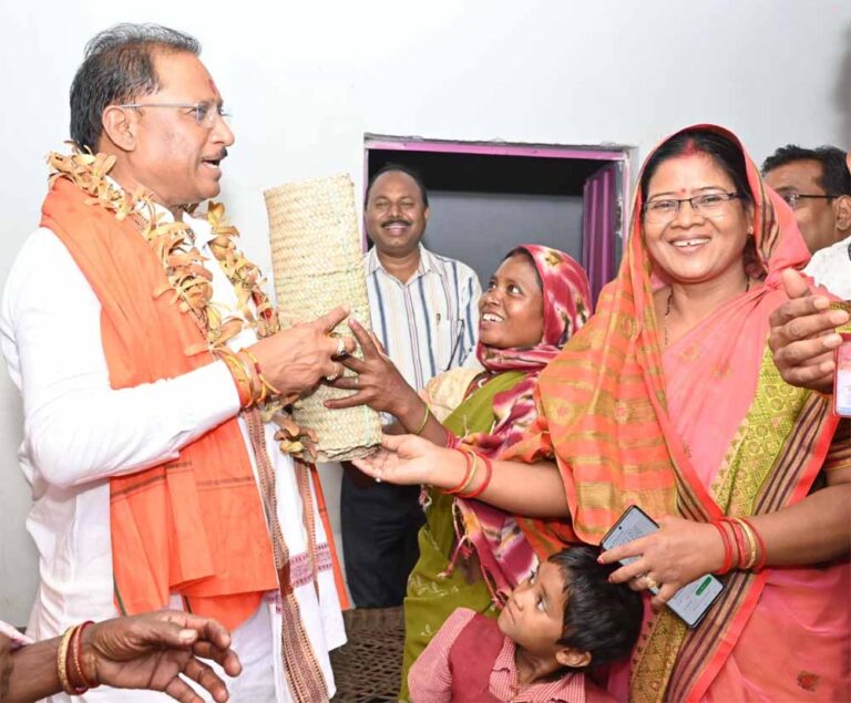 पहाड़ी कोरवा के पीएम जनमन आवास में पहुंचे मुख्यमंत्री