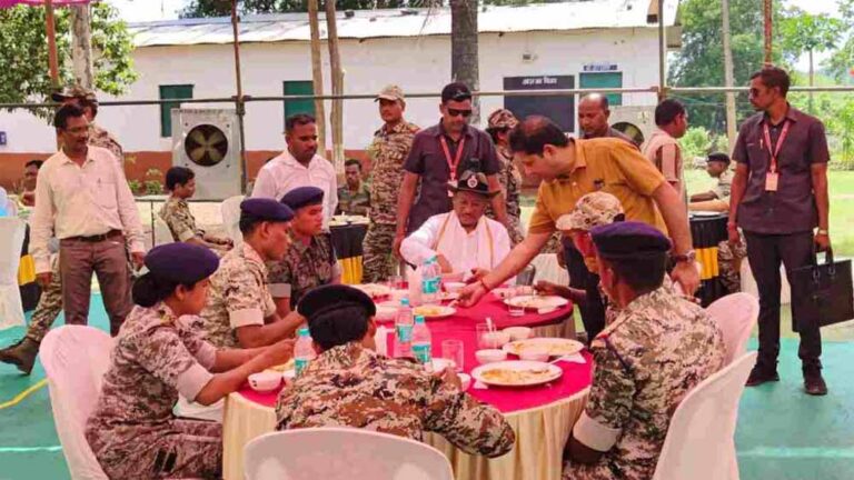 सीएम साय ने बढ़ाया जवानों का हौसला, DRG जवानों के साथ खाया खाना